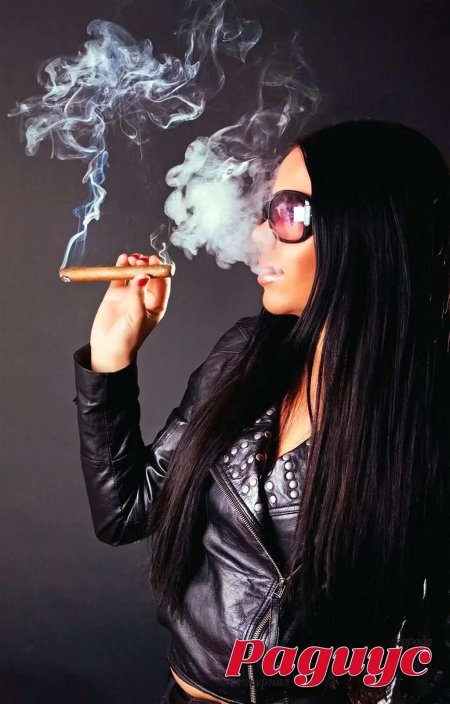 Красивые девушки брюнетки с сигаретой