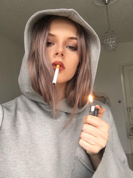 Девочка с сигаретой