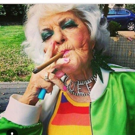 Старые накрашенные бабки