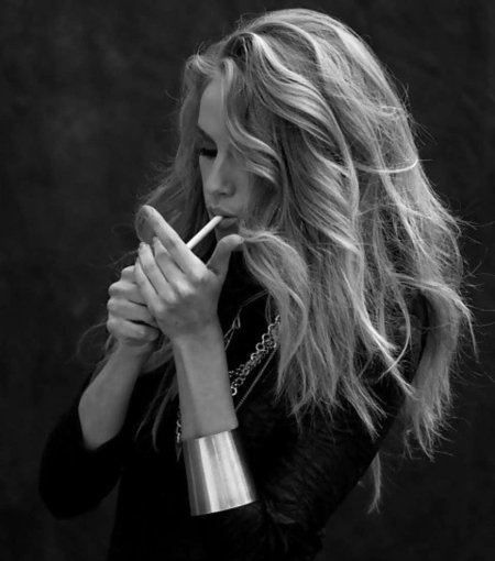 Блондинка с сигаретой