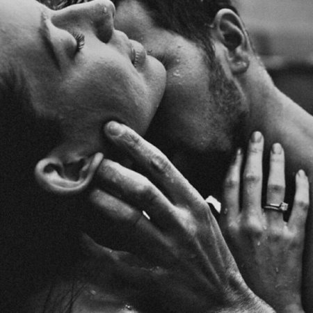 Страстный поцелуй