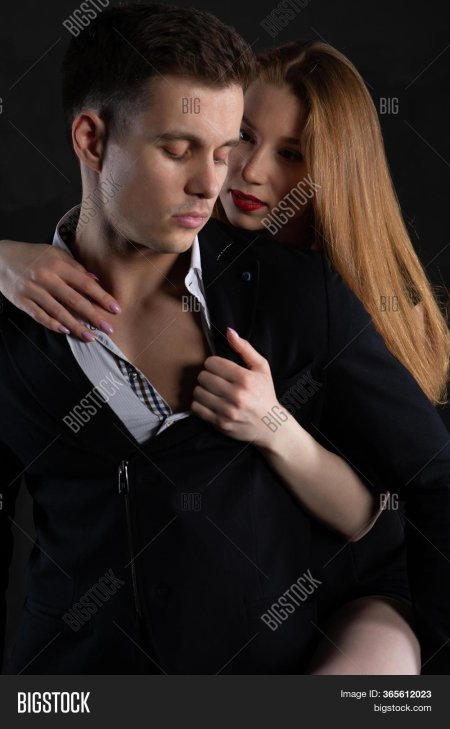 Девушка гладит парня