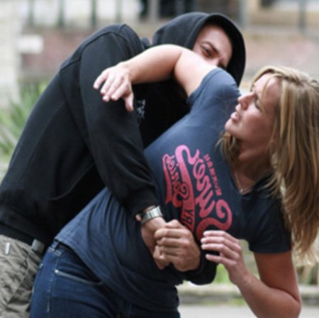 Девушка защищается от парня