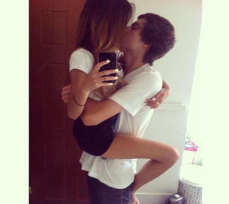 Парень с девушкой в зеркале