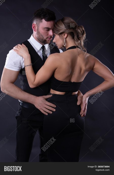 Положил руку на плечо