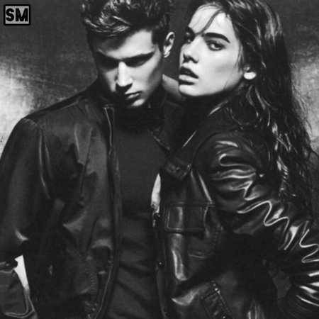 Девушка и парень в кожаных куртках