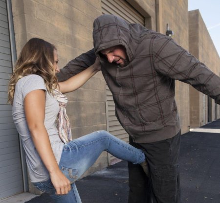 Парень защищает девушку