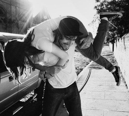 Парень и девушка дурачатся