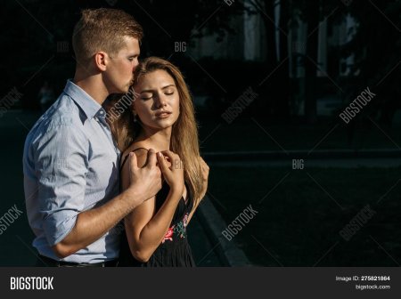 Платина обнимается с девушкой