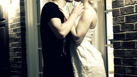 Девушка провожает парня