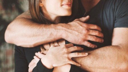 Мужские руки обнимают