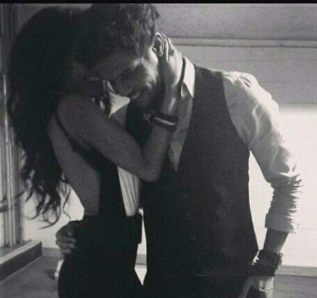 Мужчина в костюме с девушкой