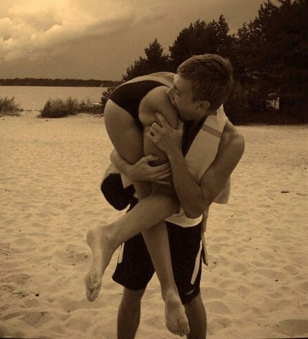 Обхватила ногами