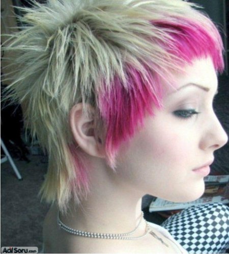Короткие стрижки с цветными прядями