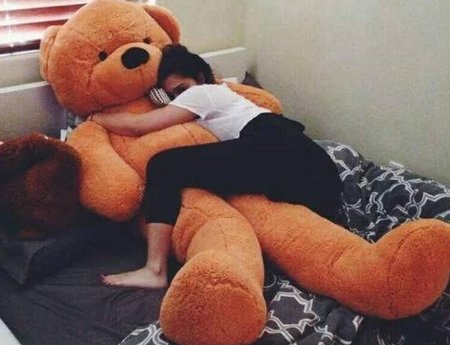 Девочка спит с плюшевым мишкой