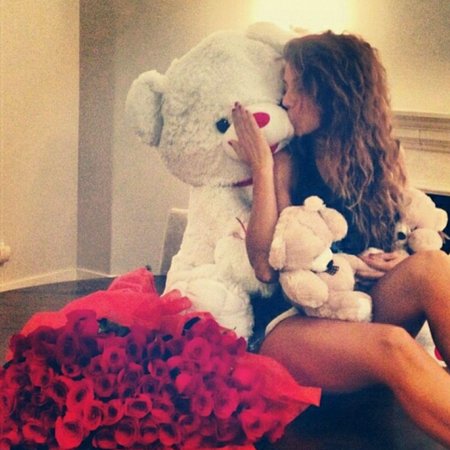 Девушка с мягкой игрушкой