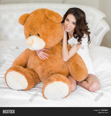 Девушка с плюшевым медведем