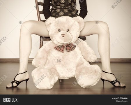 Девушка с мишкой между ног