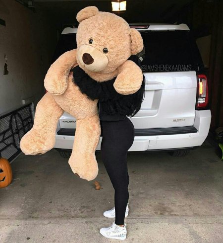 Девушка с большим медведем