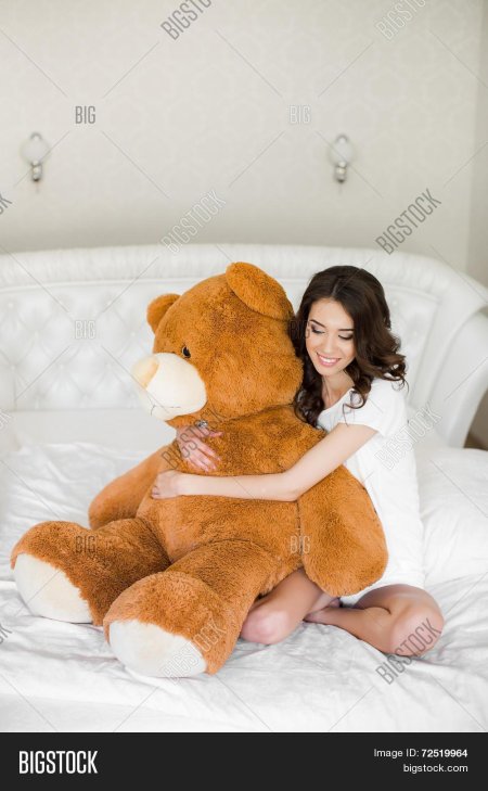 Девушка с плюшевым медведем