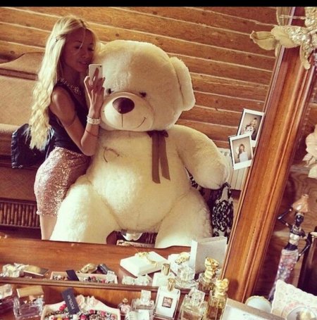 Девушка с медвежонком