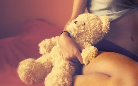 Девушка с игрушками