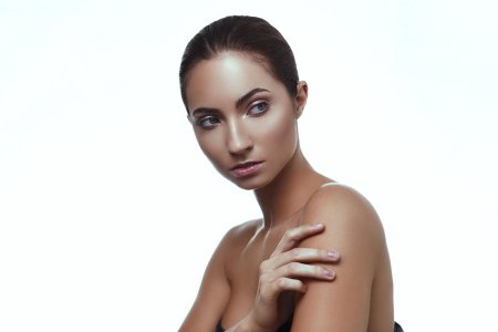 Лицо девушки на белом фоне