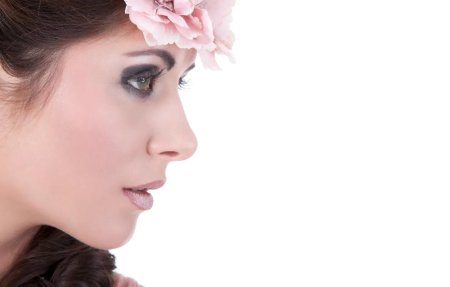 Женское лицо на белом фоне