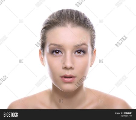 Женское лицо без макияжа