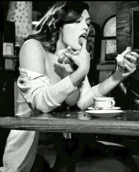 Женщина пьет кофе