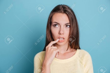 Девушка задумалась