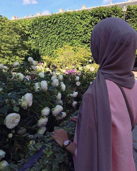 Мусульманка с цветами