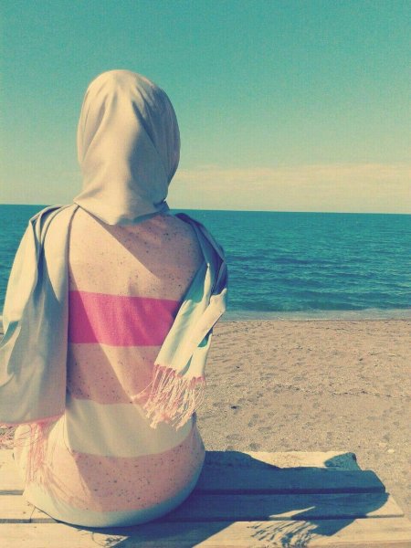 В хиджабе со спины