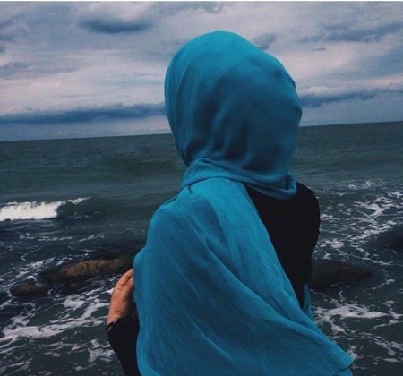 Девушка в хиджабе со спины