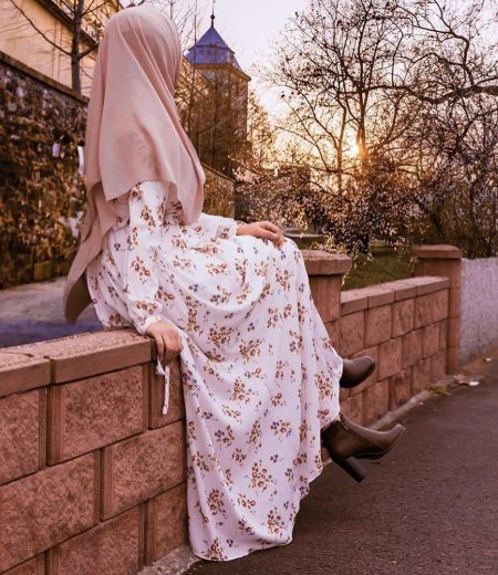 Красивые девушки в хиджабе со спины