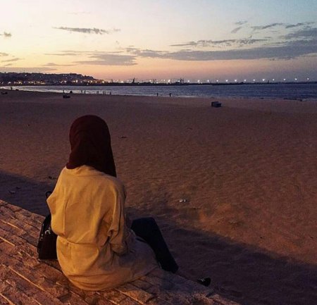 Девушка в хиджабе у моря