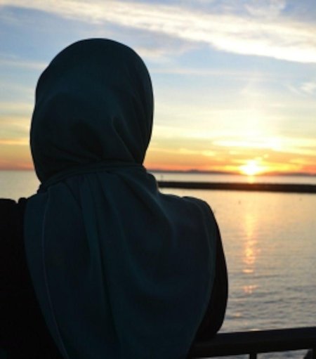 Девушка в хиджабе со спины