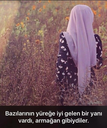 Мусульманка в хиджабе со спины