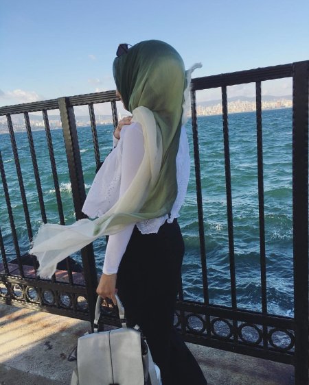 Мусульманка в хиджабе со спины