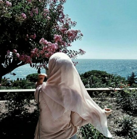 Девушка в хиджабе со спины