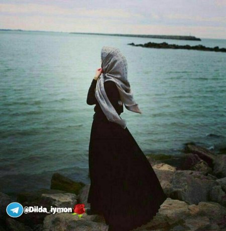 Мусульманка в хиджабе со спины