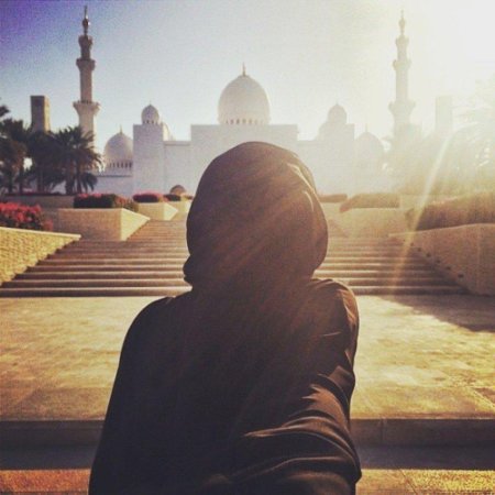 Девушка в хиджабе со спины