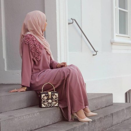 Девушка в хиджабе со спины