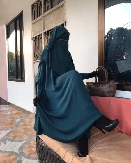 В хиджабе в колготках