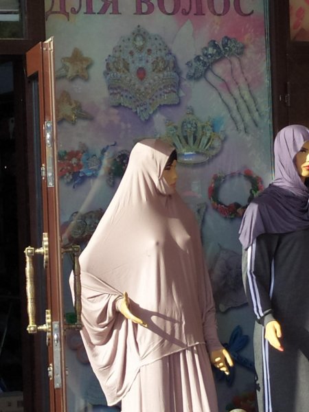 В хиджабе позор