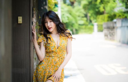 Девушка в платье азиатка