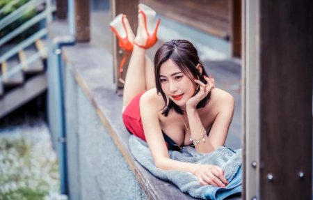 Красивая азиатская девушка