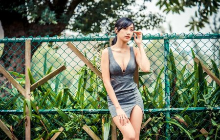 Девушка у забора