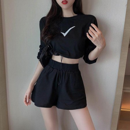 Монашка худенькая в одеждах молодая