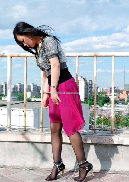 Китайские девушки в кандалах